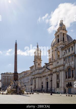 Piazza Navona è una famosa piazza centrale di Roma, adornata da fontane barocche e circondata da chiese e palazzi rinascimentali. Nel campo c Foto Stock