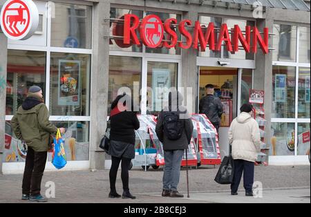 Lipsia, Germania. 21 Mar 2020. I clienti di un negozio di alimentari si trovano in fila davanti al negozio e sono ammessi solo singolarmente. Credit: Sebastian Willnow/dpa-Zentralbild/dpa/Alamy Live News Foto Stock