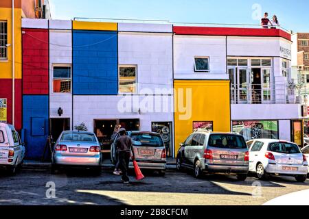 Edificio a blocchi colorato in Wale Street, Bo-Kaap con l'Harvest Cafe e Deli al primo piano Foto Stock