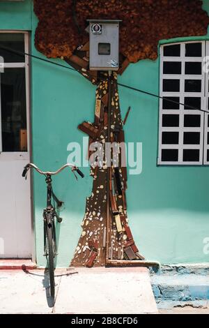 Fronte colorato della casa con bicicletta a Penang, Malesia. Foto Stock