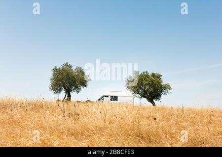 Vanlife nei pressi di Barragem do Alqueva a Monsaraz, Portogallo Foto Stock