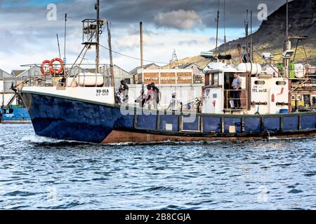 Il Ku-Ula si dirige fuori dal porto di Table Bay di Città del Capo sulla sua strada per le acque del Sud Atlantico e la sua abbondanza di pesci Foto Stock