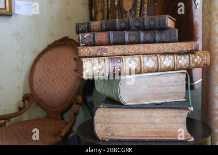 BUCAREST, ROMANIA - 28 MAGGIO 2017: Primo piano dettaglio libri vintage rilegati in pelle su uno scaffale. Foto Stock