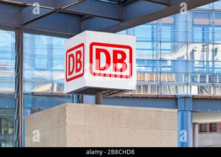 Berlino, Germania - Giugno 02 2019: Cartello Deutsche bahn all'ingresso della stazione centrale di Berlino (in tedesco: Berlin Hauptbahnhof). Foto Stock