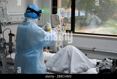 Wuhan, Hubei, Cina. 21 marzo 2020. (200321) -- WUHAN, 21 marzo 2020 (Xinhua) -- un operatore medico lavora presso il centro di emodialisi del dipartimento di nefrologia dell'ospedale Hankou di Wuhan, capitale della provincia di Hubei della Cina centrale, 21 marzo 2020. I medici del centro di emodialisi del reparto di nefrologia dell'ospedale di Hankou sono stati attaccati ai loro posti durante l'epidemia di coronavirus nuovo. Credit: Xinhua/Alamy Live News Foto Stock