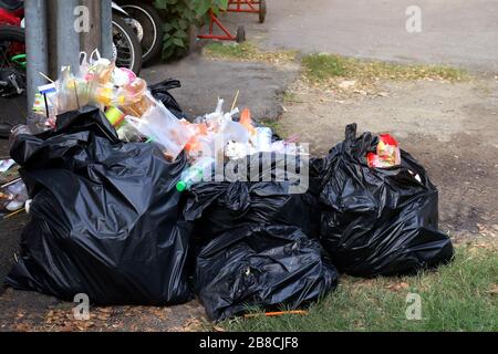 Pile di plastica spazzatura nera e rifiuti sacco rifiuti molti sul pavimento, rifiuti di inquinamento, rifiuti di plastica e sacco vassoio di schiuma spazzatura molti sul pavimento, rifiuti pla Foto Stock