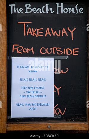 Portobello, Edimburgo, Scozia, Regno Unito. 21st Mar, 2020. Il tempo è calmo e il pubblico procede come di consueto. La Scozia ha avuto 51 nuovi casi di Coronavirus che porta in totale a 373, un'altra morte durante la notte porta in totale a 7. Pubblico ancora congregate e hanno interazione sociale come normale. Insieme ai pub locali che sono chiusi come consigliato dal governo e il Beach cafe che sta facendo via attraverso un servizio di finestre, solo due giovani che indossano visibilmente le maschere sembrano prendere sul serio la minaccia del virus. Foto Stock