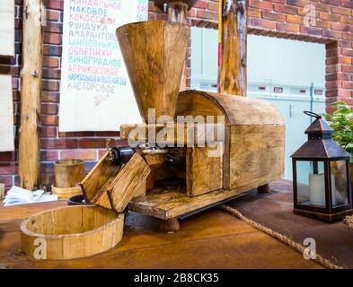 Voronezh, Russia - 14 agosto 2019: Frantoio a vite artigianale per olio da spremitura a freddo Foto Stock