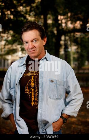 Lawrence Wright, scrittore, giornalista, sceneggiatore e drammaturgo, fotografato a Washington Square Park a New York il 14 ottobre 2008. Wright, uno scrittore dello staff del The New Yorker dal 1992, è noto per opere tra cui *The Looming Tower: Al-Qaeda e The Road to 9/11*, che ha vinto il Premio Pulitzer per la saggistica generale nel 2007. A partire dal 2025, Wright rimane uno scrittore dello staff di *The New Yorker*. Il suo libro più recente, *The Plague Year*, amplia la sua relazione sulla pandemia di COVID-19. Foto Stock