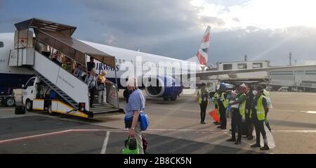 Volo di evacuazione della British Airways da Windhoek a Johannesburg con un equipaggio di pulizia in attesa di spruzzare giù l'aereo durante l'epidemia di coronavirus. Foto Stock