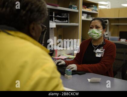 Nellis Afb, Stati Uniti. 21 Mar 2020. Mariz Flumara, un tecnico farmaceutico, assegnato al 99th Medical Support Squadron, parla con un paziente presso la satellite Pharmacy sulla Nellis Air Force base, Nevada, il 20 marzo 2020. La Farmacia principale e la Farmacia satellitare stanno conducendo operazioni durante l'epidemia COVID-19 in conformità con le linee guida dei Centri per il controllo e la prevenzione delle malattie. Foto di A1C Bryan Guthrie/U.S. Air Force/UPI Credit: UPI/Alamy Live News Foto Stock