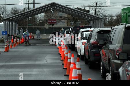 Staten Island, Stati Uniti. 21 Mar 2020. I veicoli sono in fila per il prelievo dei campioni presso il Drive-Through COVID-19 Mobile Testing Center situato presso il South Beach Behavioral Center, Staten Island, New York, il 19 marzo 2020. I membri dell'Esercito di New York e della Guardia Nazionale aerea forniscono ulteriore supporto amministrativo e medico al medico durante l'operazione COVID-19. Foto di maggiore Patrick Cordova/U.S. Air National Guard/UPI Credit: UPI/Alamy Live News Foto Stock