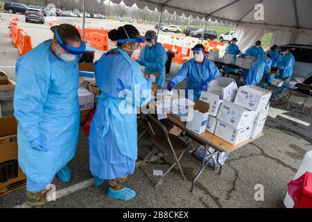 Paramus, NJ, Stati Uniti. 21 marzo 2020. Il personale medico della Guardia Nazionale dell'Esercito del New Jersey dal Battaglione di supporto della 250esima Brigata assiste i cittadini del New Jersey in un sito di test basato sulla comunità COVID-19 presso il Bergen Community College di Paramus, New Jersey, il 20 marzo 2020. Il sito di test, istituito in collaborazione con la Federal Emergency Management Agency, è stato composto dal Dipartimento della Salute del New Jersey, dalla polizia di Stato del New Jersey e dalla Guardia Nazionale del New Jersey. Il centro di test drive-thru sarà aperto sette giorni alla settimana, dalle 8:00 alle 00:4. Credito: UPI/Alamy Live News Foto Stock