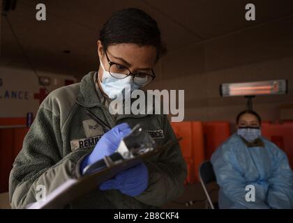 Nellis Afb, Stati Uniti. 21 Mar 2020. Il Senior Airman Monica Rembert, un tecnico medico, assegnato al 99th Squadron delle operazioni chirurgiche, riprende le informazioni di un Airman al Mike o'Callaghan Military Medical Center (MOMMC) sulla base dell'aeronautica militare di Nellis, Nevada, il 20 marzo 2020. MOMMC è pronto a sostenere le esigenze mediche della comunità Nellis AFB. Foto di A1C Bryan Guthrie/U.S. Air Force/UPI Credit: UPI/Alamy Live News Foto Stock