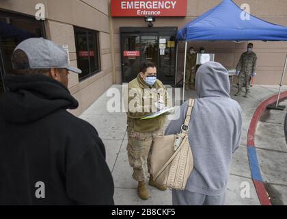 Nellis Afb, Stati Uniti. 21 Mar 2020. Personale Sgt. Kayla Lee, un tecnico medico, assegnato al 99th Squadron delle operazioni chirurgiche, prende giù le informazioni del paziente al Mike o'Callaghan Military Medical Center (MOCMMC) sulla base dell'aeronautica militare di Nellis, Nevada, 20 marzo 2020. Il 99th Medical Group è composto da personale dedicato a fornire servizi di prevenzione, emergenza e assistenza acuta per i membri attivi, i dipendenti e i pensionati. Foto di A1C Bryan Guthrie/U.S. Air Force/UPI Credit: UPI/Alamy Live News Foto Stock