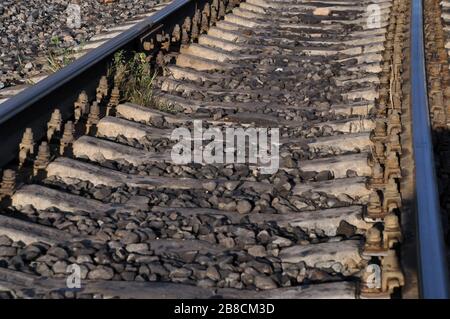 Vista in primo piano di un binario ferroviario. Foto Stock