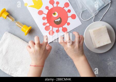 Mani del bambino in sapone spaventare tirato corona virus covid-19 lavaggio delle mani con sapone per prevenire il concetto del virus Foto Stock