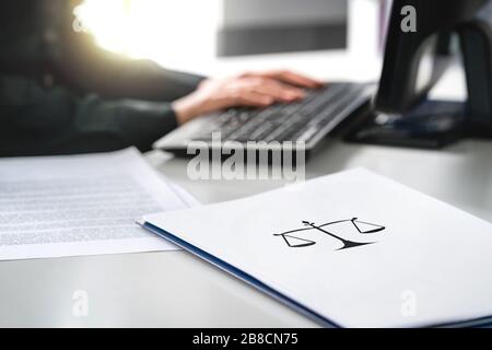Avvocato con computer. Avvocato che lavora in studio legale e società. Avvocato o giurista che fa la documentazione. Donna professionale di affari che scrive la sua volontà. Foto Stock