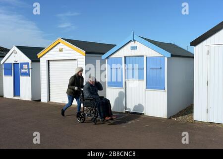Southend on Sea, Essex, Regno Unito. 21 Mar 2020. La gente può sfruttare al massimo il tempo prendendo la costa per godersi l'aria fresca del mare e mangiare pesce e patatine lungo il lungomare. I decolli erano pieni del divieto di aprire ristoranti e pub a Coronavirus. Credit: MARTIN DALTON/Alamy Live News Credit: MARTIN DALTON/Alamy Live News Foto Stock