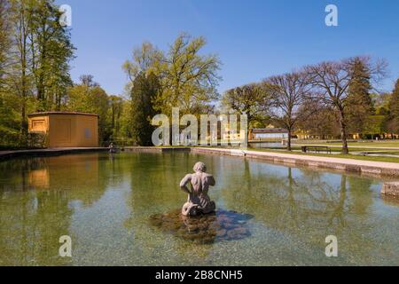 Salisburgo, Austria - 18 aprile 2018: Bellissimo parco Hellbrunn vicino al palazzo Hellbrunn (Schloss Hellbrunn) nella soleggiata giornata estiva. Foto Stock