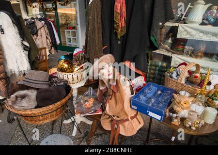 St.Gilgen, Austria - 5 dicembre 2019: Manichino femminile senza mani vestito in pelle d'epoca e vestiti in pelliccia esposti per la vendita su un mercato delle pulci Foto Stock