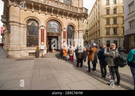 Vienna, Austria - 23 febbraio 2020: Linea di turisti di fronte al famoso Cafe Central che era un luogo impottrante della vita culturale europea. Foto Stock