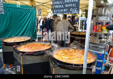 venditore di prodotti alimentari nel mercato di portobello a londra Foto Stock