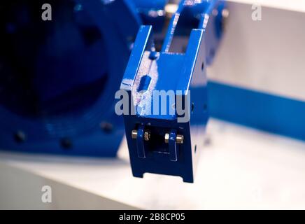 MACRO, DOF: La fresa a macchina affilata infila un filo in una piccola asta metallica durante il processo di filettatura. Visualizzazione dettagliata del processo di filettatura fine. Macchina CNC Foto Stock