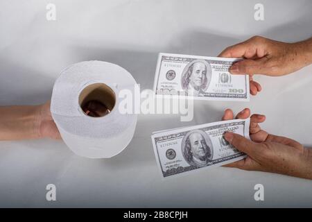 Primo piano sell-buy tissue, maniglie carta igienica tissue e denaro di 100 dollari americani banconota un sacco di, che era costato prezzo costoso Foto Stock