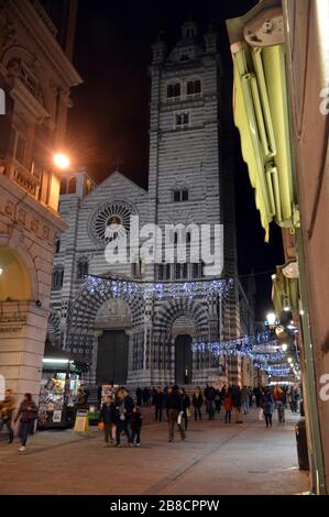 Vista notturna sulla piazza del Duomo di San Lorenzo, via San Lorenzo, Genova, Liguria, Italia, Europa Foto Stock