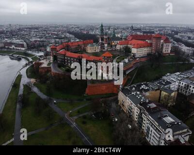 Cracovia, Polonia. 21 Mar 2020. Una vista aerea del Castello di Wawel e strade vuote a causa della diffusione del coronavirus.il primo Ministro polacco, Mateusz Morawiecki ha dichiarato lo stato di emergenza e ha prolungato la chiusura della scuola fino a Pasqua, ha aumentato le multe per la rottura della quarantena da 5,000 a 30,000 zloty (max 6600 EUR). La Polonia ha in totale 411 casi confermati di coronavirus (COVID-19) e cinque morti. Credit: SOPA Images Limited/Alamy Live News Foto Stock