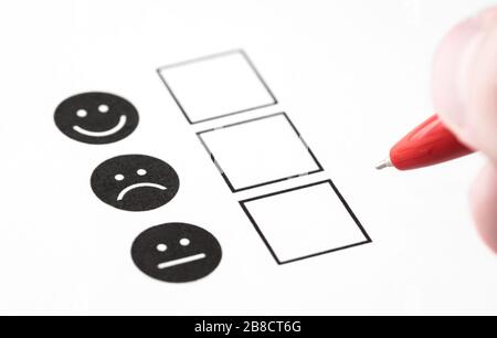 Sondaggio sull'esperienza del cliente, questionario di feedback dei dipendenti o concetto di sondaggio aziendale. Buon sorriso, facce cirane neutre e tristi sulla carta. Foto Stock