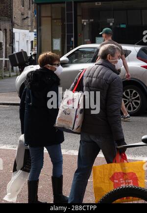 REGNO UNITO. 21 Mar 2020. Ealing, Londra, Regno Unito. Sabato, 21 marzo, 2020. Due clienti che indossano maschere protettive in Ealing. Credit: Roger Garfield/Alamy Live News Foto Stock