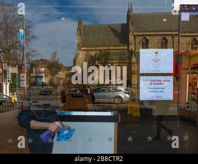 REGNO UNITO. 21 Mar 2020. Ealing, Londra, Regno Unito. Sabato, 21 marzo, 2020. Avvisi in un negozio Costa Coffee di Ealing, Londra che annunciano solo i punti di prelievo. Credit: Roger Garfield/Alamy Live News Foto Stock