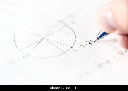 Studente che fa esercitazioni di matematica o prova di matematica in classe scolastica. Scrittura di equazioni matematiche e numeri per l'assegnazione della geometria su carta con penna. Foto Stock