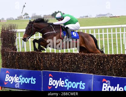 Zero Ten guidato da David Mullins salta l'ultimo a vincere la Pierce Molony Memorial Novice Chase all'ippodromo di Thurles, mentre le corse di cavalli in Irlanda continuano a porte chiuse. Foto Stock