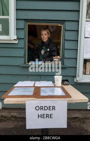Streatham, Londra del Sud, Inghilterra, Regno Unito. 21 Mar 2020. Il Rookery Cafe in Streatham Common si adatta alla vita sotto la pandemia di Coronavirus. Londra, Inghilterra. Londra, Inghilterra. Credit: Sam Mellish/Alamy Live News Foto Stock
