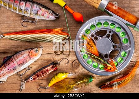 attrezzatura di pesca diversa su sfondo di legno Foto Stock