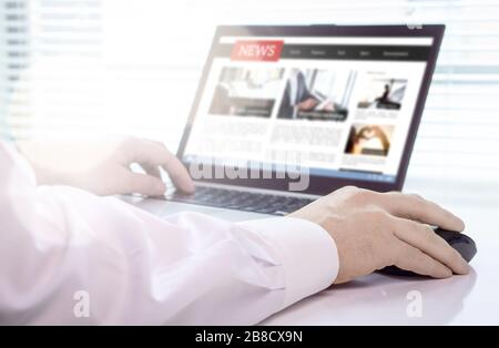 Lettore, giornalista o scrittore con articoli di notizie online sullo schermo del laptop. Mockup di Digital Media Portal. Ultima stampa giornaliera. Scrittura dell'editor. Foto Stock