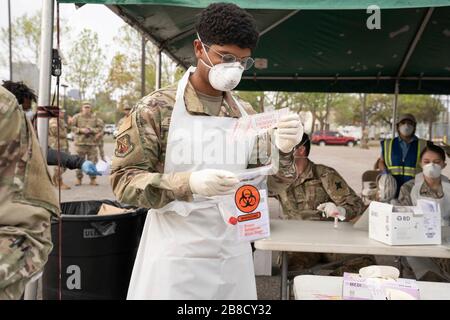 New Orleans, Stati Uniti. 21 Mar 2020. I membri della Guardia Nazionale della Louisiana testano i primi soccorritori per il COVID-19, coronavirus presso un Mobile Testing Center situato a Louis Armstrong Park il 20 marzo 2020 a New Orleans, Louisiana. Il sito di test è uno dei tre nelle parrocchie di New Orleans e Jefferson e sarà presto aperto al pubblico. Credit: Josiah Pugh/Planetpix/Alamy Live News Credit: Planetpix/Alamy Live News Foto Stock