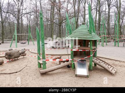 Lipsia, Germania. 21 Mar 2020. L'attrezzatura da gioco in un parco giochi chiuso a Rosenthal di Lipsia è avvolto in nastro rosso e bianco fluttering. A Lipsia i playgrounds sono chiusi dal 19.03.2020 a causa del virus della corona. Credit: Jan Woitas/dpa-Zentralbild/dpa/Alamy Live News Foto Stock