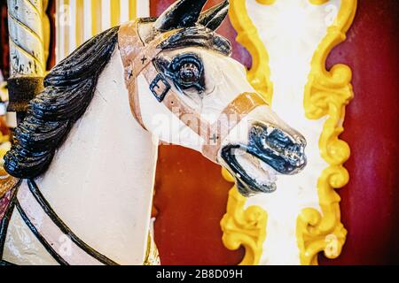 Splendidamente lavorato in vecchio stile merry-go-round a Biarritz, Francia Foto Stock