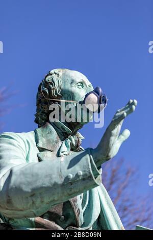 H.C. Statua di Andersen con maschera facciale (riferimento al COVID-19); Copenaghen, Danimarca Foto Stock