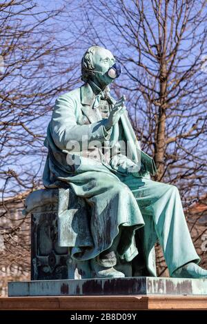 H.C. Statua di Andersen con maschera facciale (riferimento al COVID-19); Copenaghen, Danimarca Foto Stock