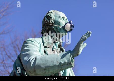 H.C. Statua di Andersen con maschera facciale (riferimento al COVID-19); Copenaghen, Danimarca Foto Stock