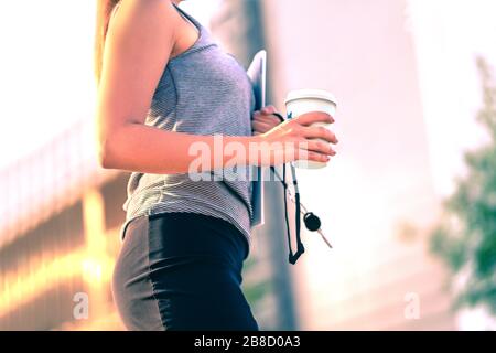 Donna d'affari sicura che cammina per lavorare in città. Lavoratore in ufficio, studente, realtor o avvocato con tazza da caffè. Carriera donna. Dipendente aziendale a pranzo. Foto Stock