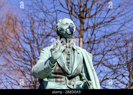 H.C. Statua di Andersen con maschera facciale (riferimento al COVID-19); Copenaghen, Danimarca Foto Stock