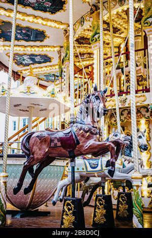 Splendidamente lavorato in vecchio stile merry-go-round a Biarritz, Francia Foto Stock