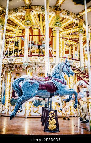 Splendidamente lavorato in vecchio stile merry-go-round a Biarritz, Francia Foto Stock