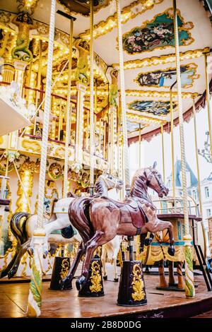 Splendidamente lavorato in vecchio stile merry-go-round a Biarritz, Francia Foto Stock